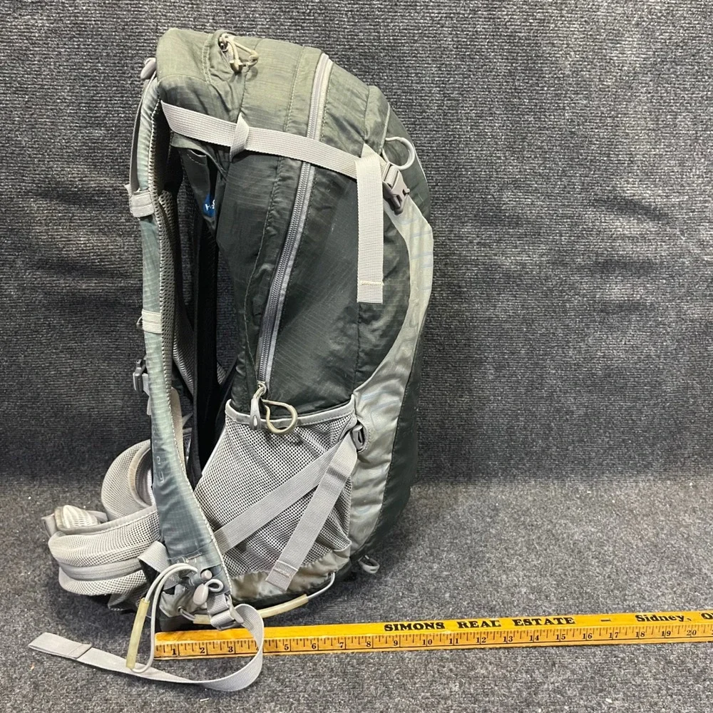 Osprey Stratos 24 Green Hiking Backpack w/ Osprey Hydeo 3.0L Hydration Reservoir